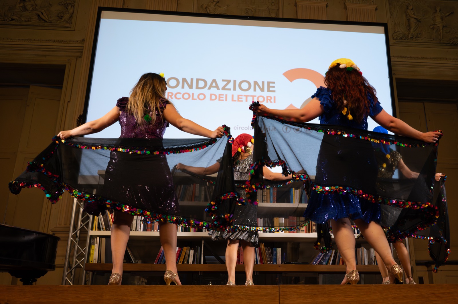 Coreografia di folklore egiziano con la melaya, al Circolo dei Lettori di Torino