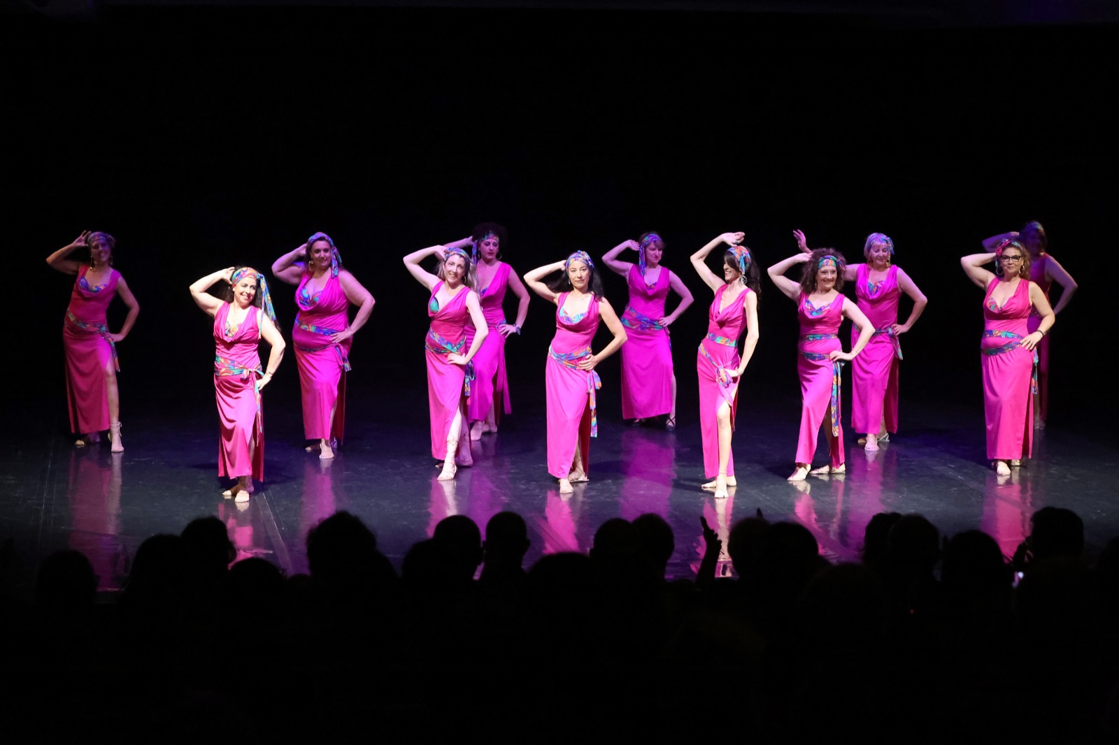 Artemide Oriental Dance in scena: le danzatrici allineate durante una coreografia di danza orientale