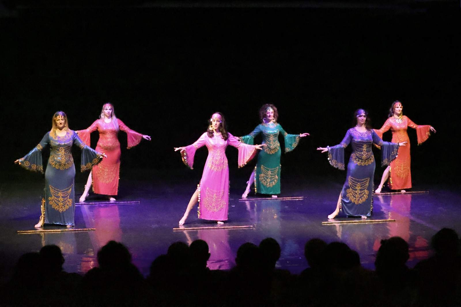 Danzatrici di Artemide Oriental Dance in abiti orientali durante una coreografia